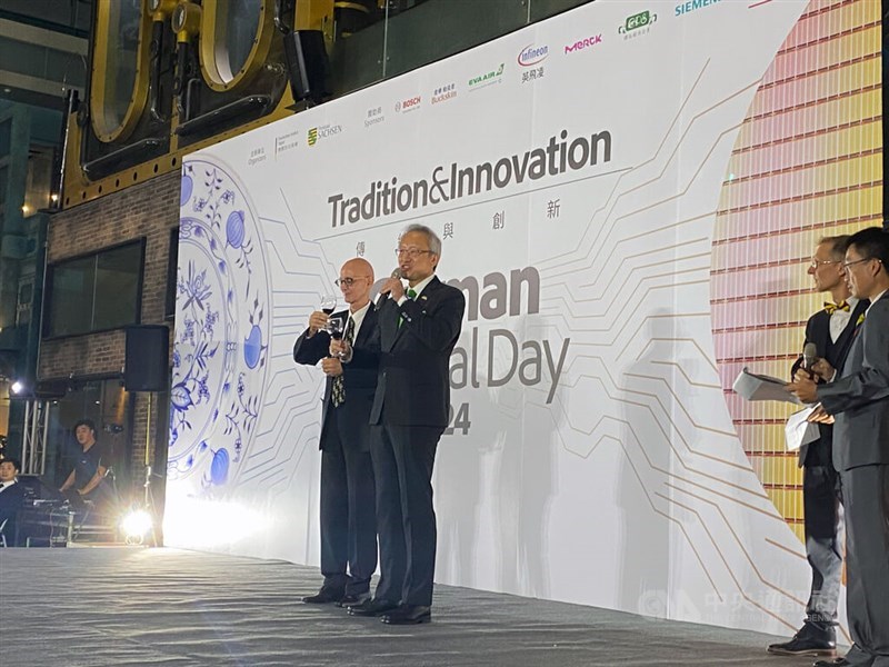 Deputy Foreign Minister François Wu (right) and the German representative to Taiwan Jörg Polster at a German National Day event in Taipei Friday. CNA photo Oct. 4, 2024