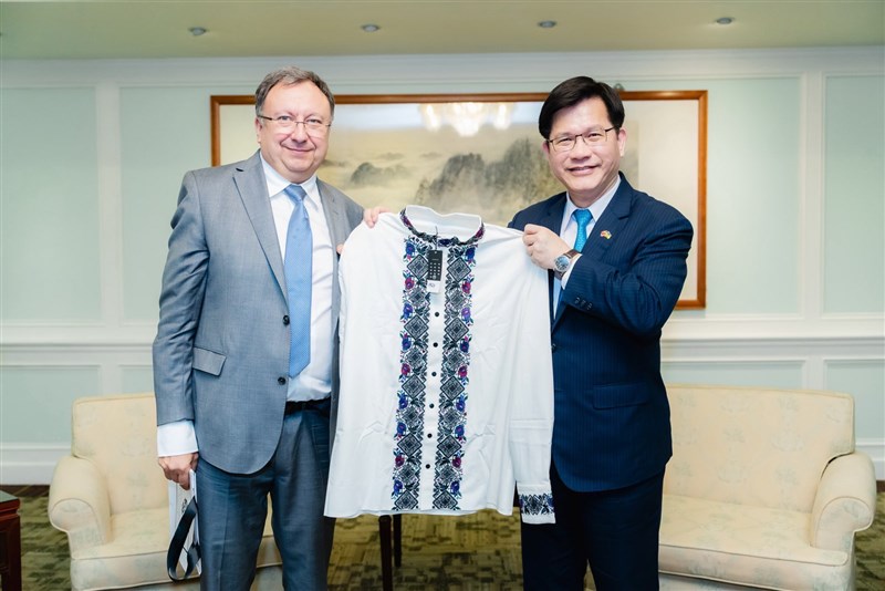 Foreign Minister Lin Chia-lung (right) receives a piece of traditional Ukrainian clothing from Ukrainian lawmaker Mykola Kniazhytskyi in Taipei on Friday. Photo taken from the Ministry of Foreign Affairs' website Oct. 4, 2024