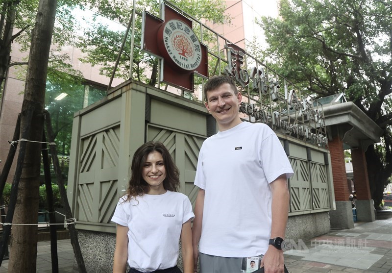 Ukrainian doctors Daria Solianyk (left) and Serhii Shpak stand outside MacKay Memorial Hospital in Taipei on Sept. 26, near the end of their four-week clinical exchange program in Taiwan. CNA photo Oct. 5, 2024