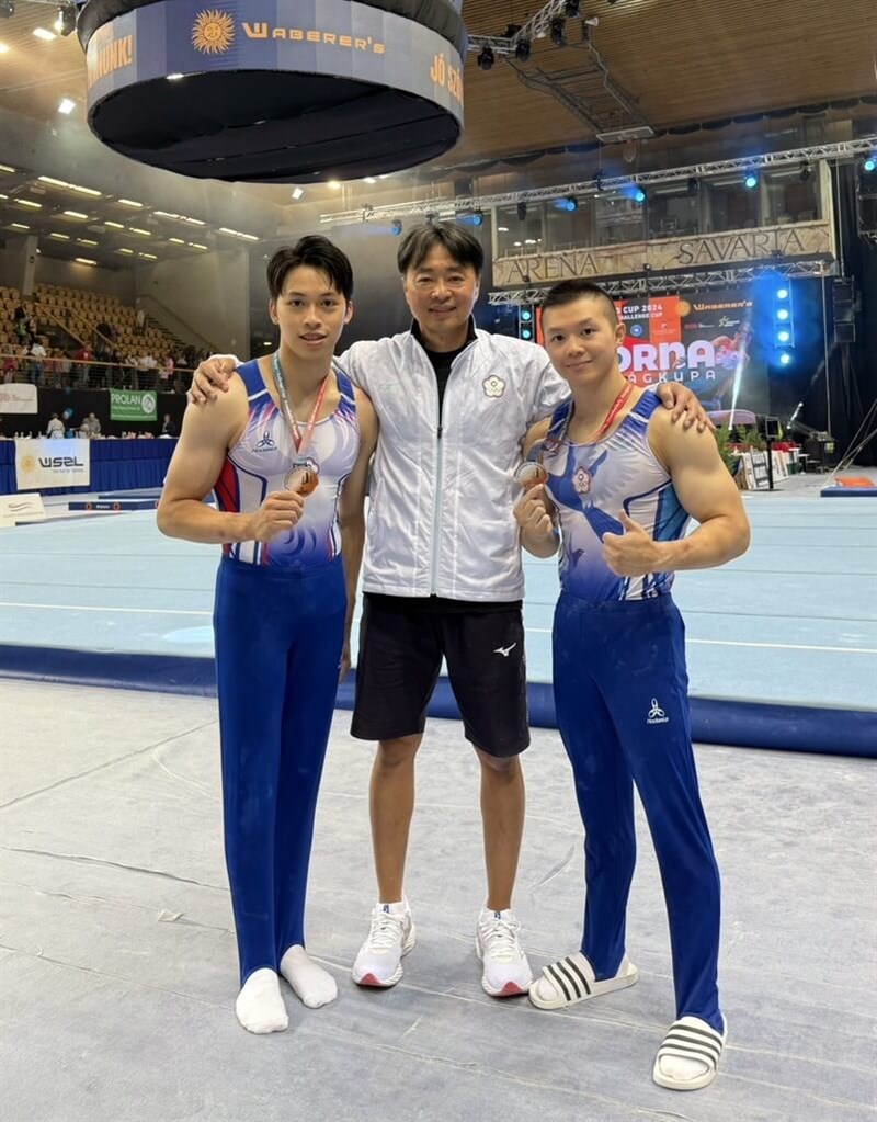 Lin Guan-yi (林冠儀, right) and Shiao Yu-jan (蕭佑然, left) pose with their coach Cheng Kun-chieh (鄭焜杰) and their medals in Szombathely, Hungary on Sunday. Photo courtesy of Cheng Kun-chieh Oct. 6, 2024