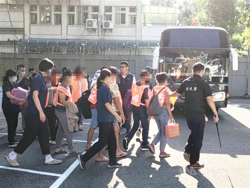 Immigration authorities arrest members of the illegal migrant worker broker group in Chiayi County in this undated photo. Photo courtesy of National Immigration Agency Oct. 8, 2024