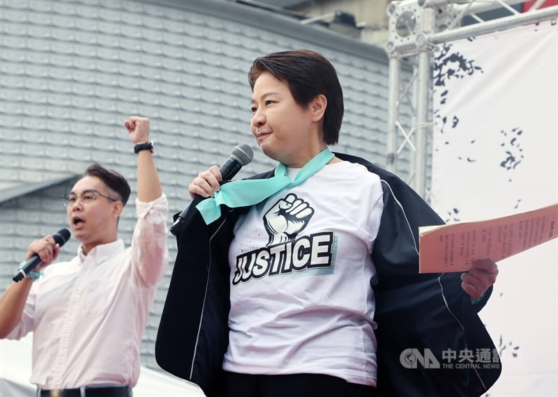 TPP lawmaker Huang Shan-shan (right) speaks at a public event held by the party in Taipei's Ximending area Thursday. CNA photo Oct. 10, 2024