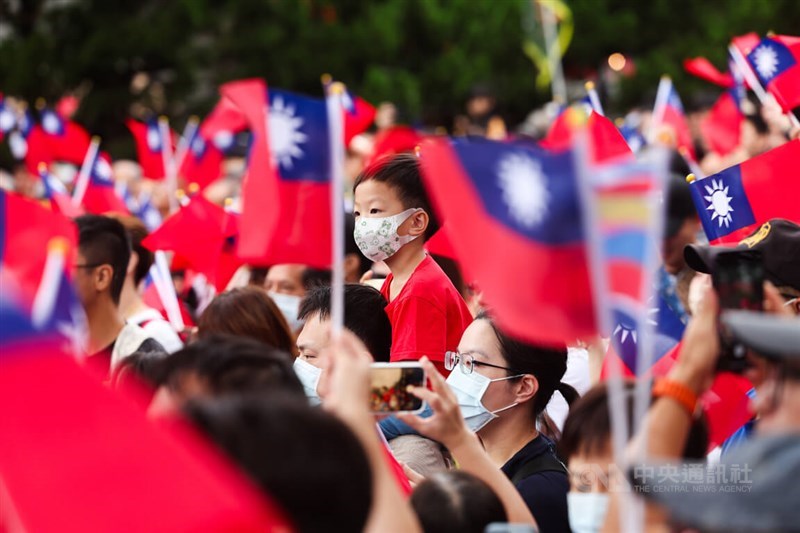 New Taipei citizens attend a flag-raising ceremony held at the Sanchung Air Force Military Kindred Village No. 1 Thursday morning. CNA photo Oct. 10, 2024