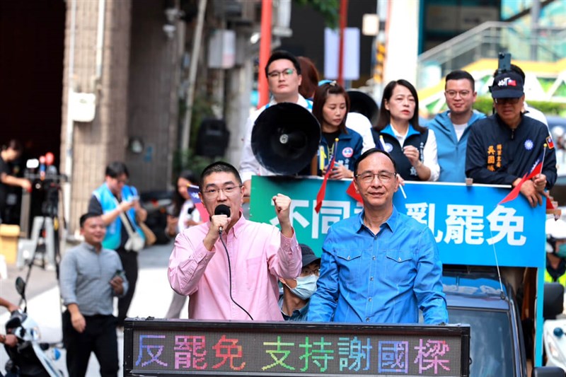 Keelung Mayor Hsieh Kuo-liang (front left), joined by Kuomintang Chair Eric Chu (front right), calls on citizens not to vote for his recall on Sunday during Friday's campaign. Photo courtesy of the Kuomintang's Keelung branch Oct. 11, 2024