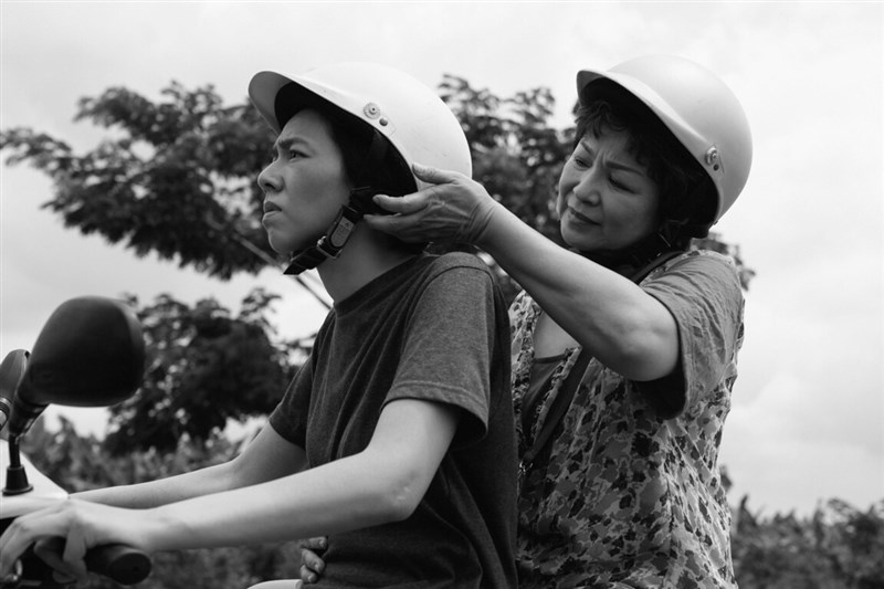 Kimi Hsia (left) and Yang Kuei-mei portray a daughter and mother in the Taiwanese film Yen and Ai-Lee. Photo courtesy of Activator Co., Ltd.