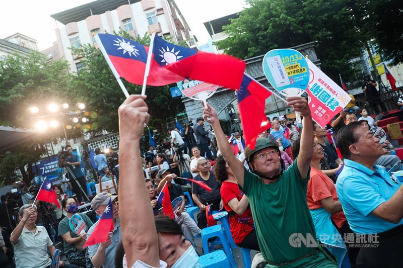 Supporters of Keelung Mayor Hsieh Kuo-liang wave flags in front of the Kuomintang party headquarters of Keelung City to show support on Sunday. CNA photo Oct. 13, 2024