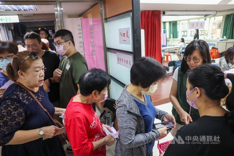 Voters queue in line to cast their votes in the recall election of Keelung Mayor Hsieh Kuo-liang.