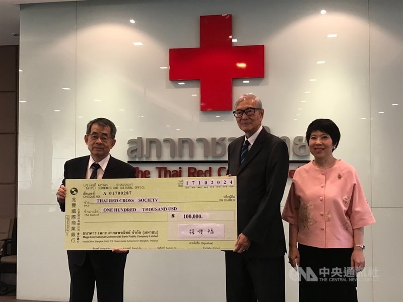 Taiwan's representative to Thailand, Chang Chun-fu (left), presents a donation check to Tej Bunnag (center), the Secretary-General of the Thai Red Cross Society, in Bangkok on Thursday. CNA photo Oct. 17, 2024