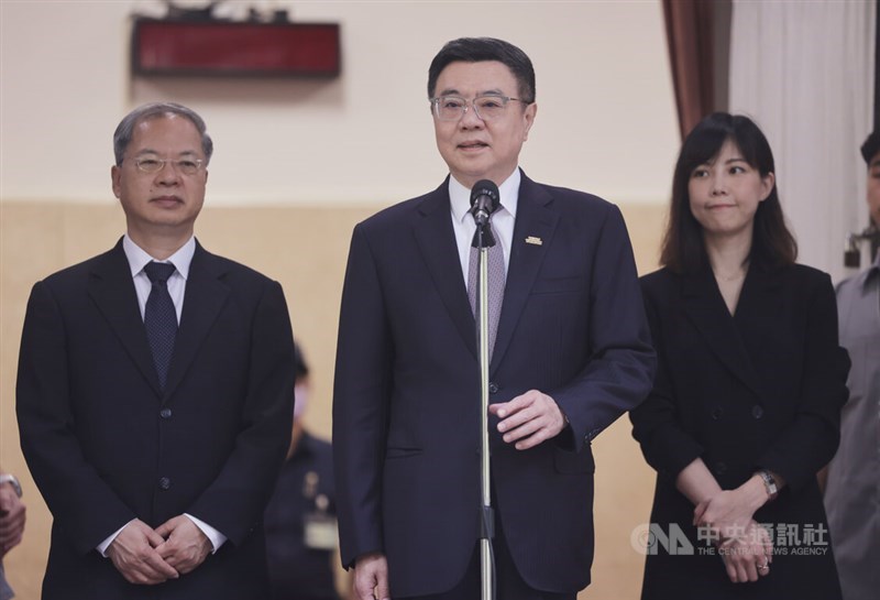 From left, Executive Yuan Secretary-General Kung Ming-hsin, Premier Cho Jung-tai and Executive Yuan Spokeswoman Michelle Lee talk to the press in Taipei before Tuesday's legislative session. CNA photo Oct. 15, 2024