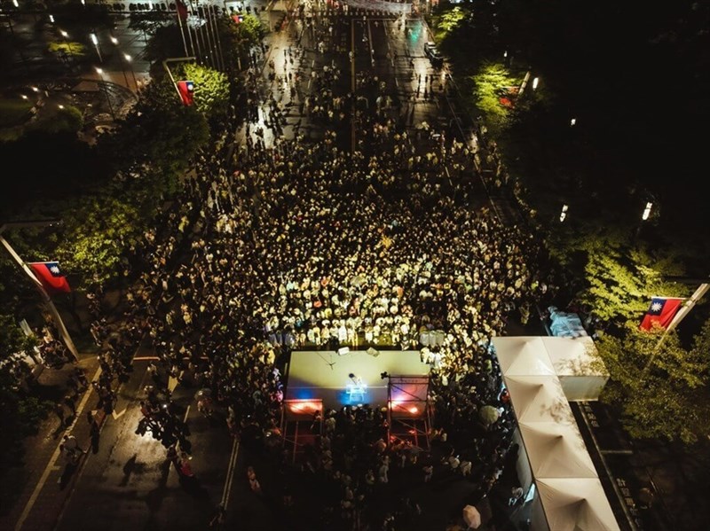 Attendees of the 2023 Taipei Nuit Blanche gather to celebrate the event. File photo courtesy of Taipei Department of Cultural Affairs