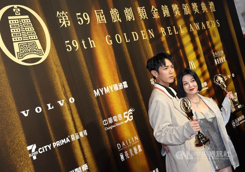 Golden Bell best supporting actor and actress in a mini-series/TV movie awards winners Kai Ko (left) and Miao Ke-li. CNA photo Oct. 2024