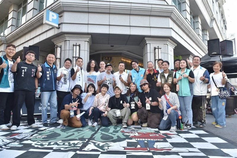 Artists and Hualien City officials including the city's mayor Wei Chia-yen (ninth left in back) in commemorate the three-day Meeting of Styles event. Photo courtesy of the Hualien City Office