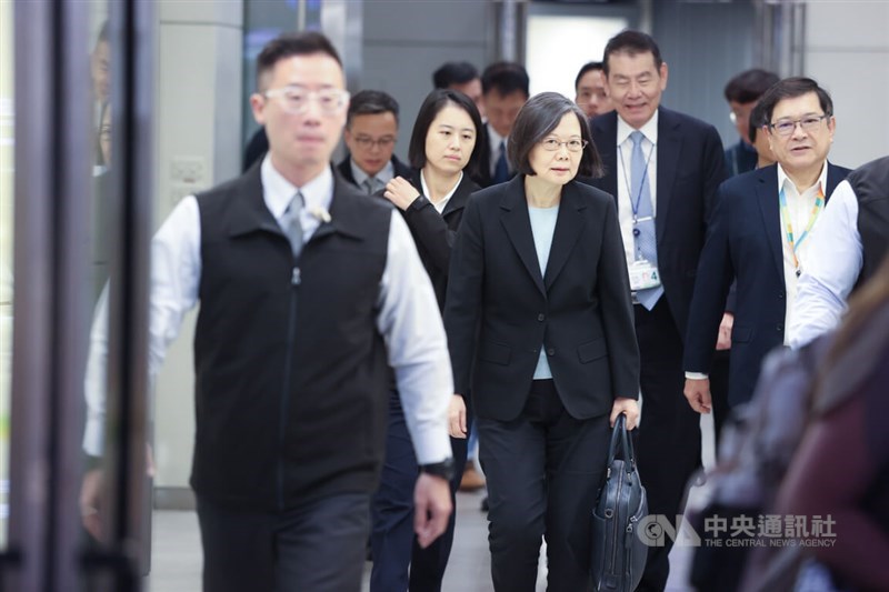 Former President Tsai Ing-wen (蔡英文, center, carrying briefcase) arrives at Taoyuan International Airport early Sunday morning. CNA photo Oct. 20, 2024