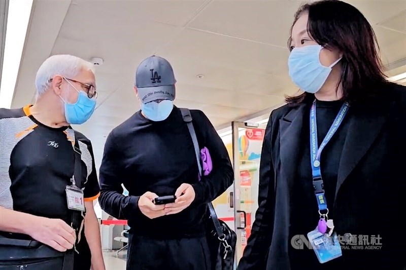 Salvador Alejandro Llinas Onate (center), a Spanish fugitive, returns to Taoyuan International Airport Sunday morning after denied entry by Singapore. CNA photo Oct. 20, 2024