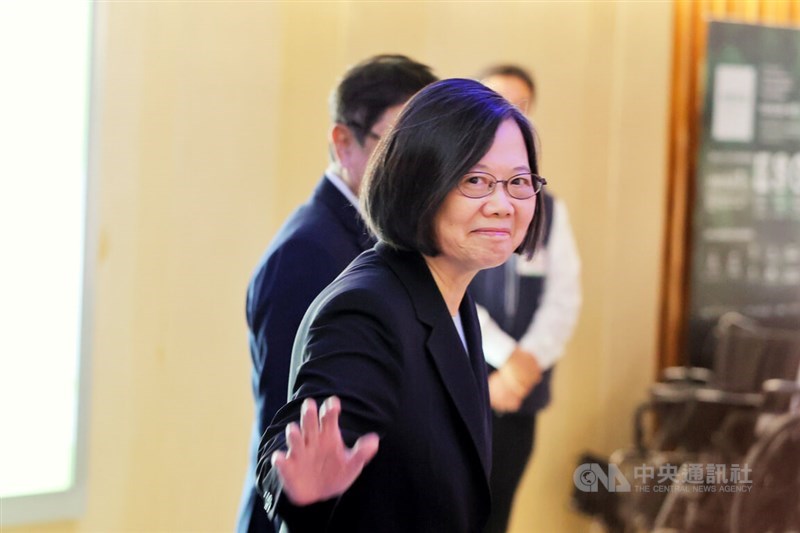 Former President Tsai Ing-wen waves at reporters at Taiwan Taoyuan International Airport early Sunday. CNA photo Oct. 20, 2024