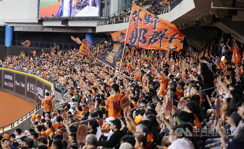 Fans of Uni-President 7-Eleven Lions show their team spirit inside the Taipei Dome on Sunday. CNA photo Oct. 20, 2024