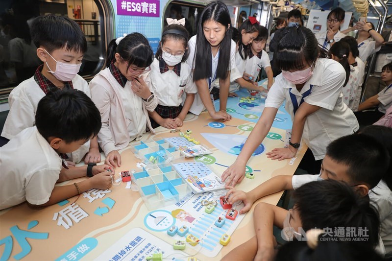 Students engage in hands-on experiments aboard the science train at Taipei Main Station on Monday. CNA photo Oct. 21, 2024