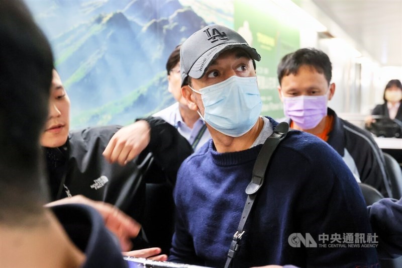 Salvador Alejandro Llinas Onate (front right), a Spanish fugitive, is escorted by National Immigration Agency staff to board a flight leaving Taiwan at Taoyuan International Airport on Sunday night. CNA photo Oct. 21, 2024