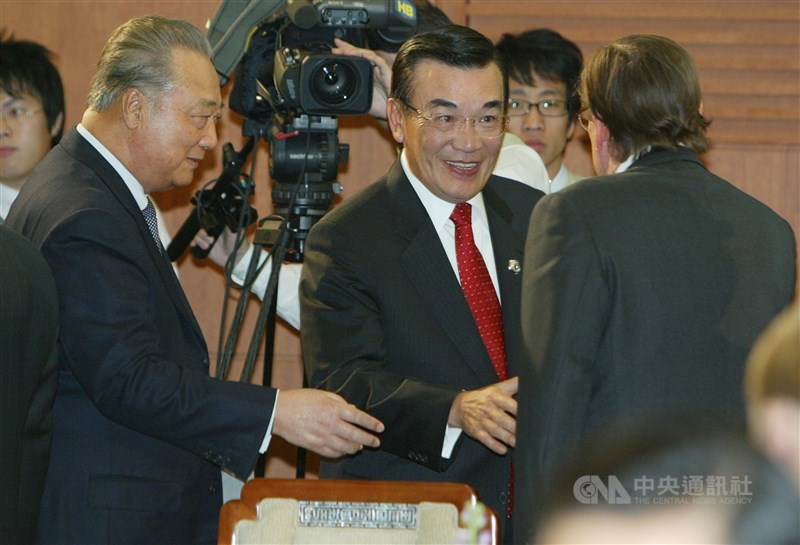 Former Vice Premier Lin Hsin-i (center) at the 2005 APEC in South Korea. CNA file photo