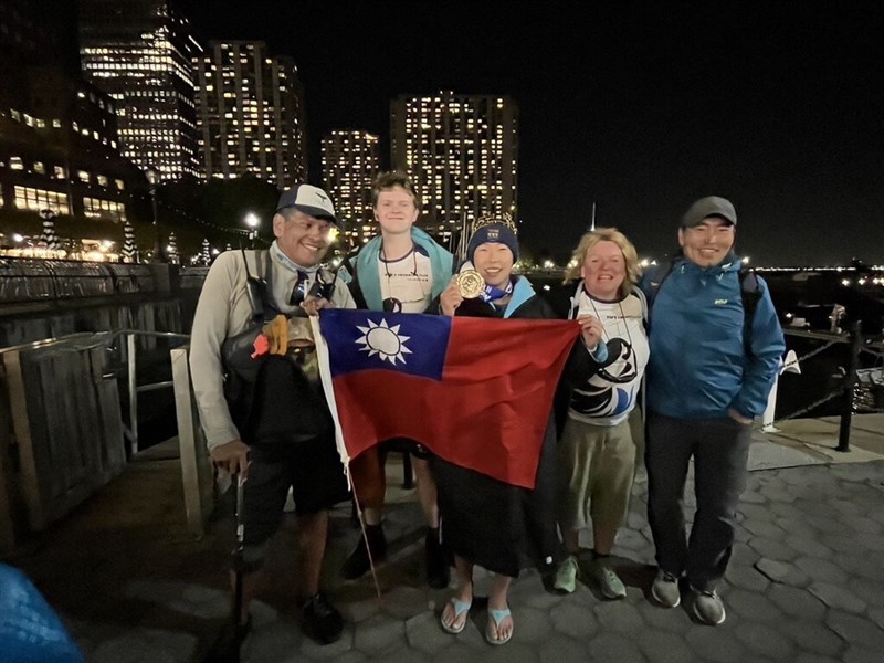 Swimmer Hsu Wen-erh (center) celebrates after completing her swim around Manhattan Island in the United States on Monday. Photo courtesy of Hsu Wen-reh Oct. 21, 2024