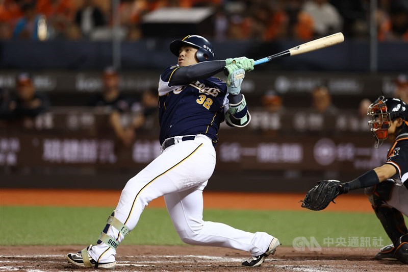 CTBC Brothers hitter Tseng Song-en smacks a three-run shot in the seventh inning at Taipei Dome Tuesday. CNA photo Oct. 22, 2024