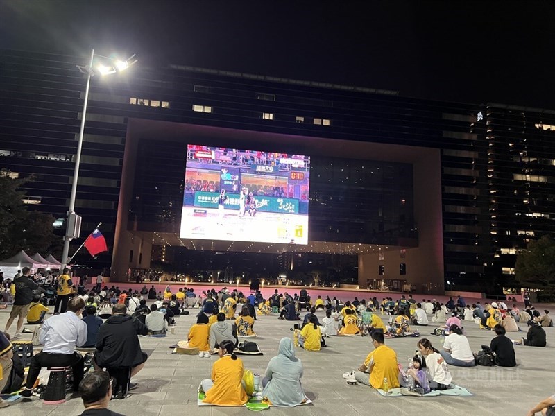 Baseball fans gather outside Taichung City Hall to watch the live broadcast of Wednesday's Taiwan Series game. CNA photo Oct. 23, 2024