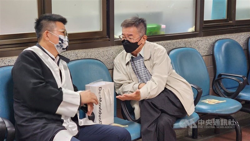 Former Legislator Lo Chih-ming (right) consults with his attorney at the Kaohsiung District Court ahead of a court hearing on prosecutors' motion to detain him in January 2023. CNA file photo