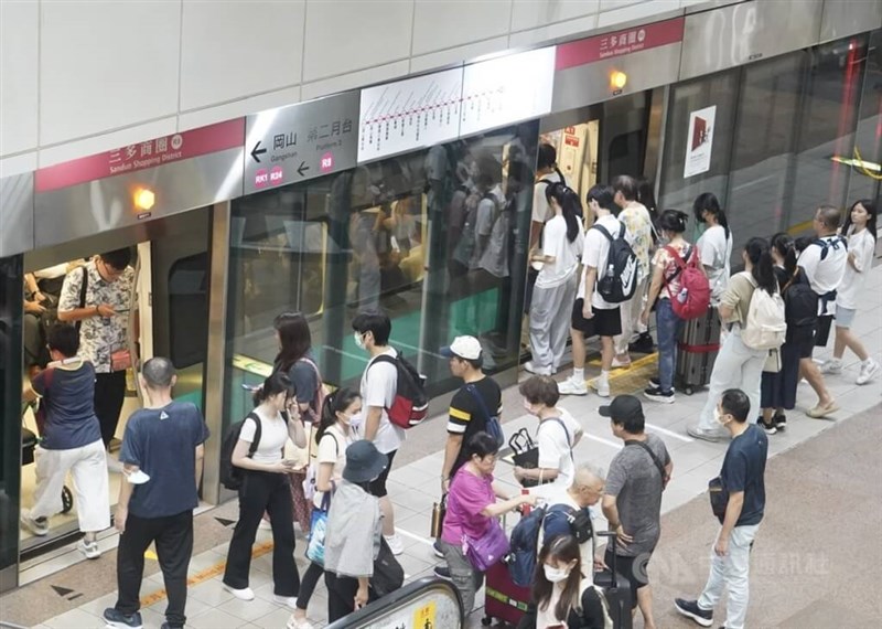 Kaohsiung Metro's Passengers at the Sanduo Shopping District statio. CNA file photo