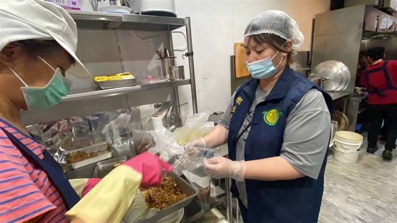 Personnel from the Kaohsiung Department of Health collect food samples from a storefront restaurant in the city's Sanmin District for testing in thus undated photo. Photo courtesy of the Kaohsiung Department of Health