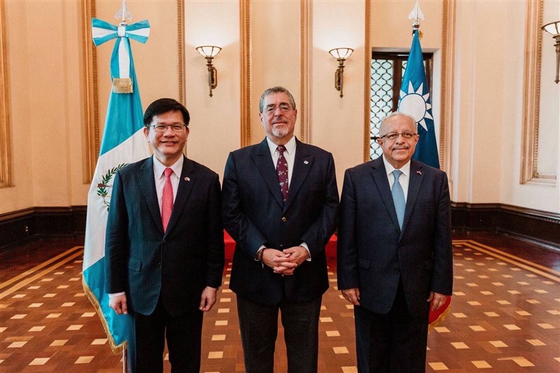 From left: Taiwan's Foreign Minister Lin Chia-lung, Guatemalan President Bernardo Arévalo and Guatemalan Foreign Minister Carlos Martínez. Photo courtesy of Ministry of Foreign Affairs Oct. 27, 2024