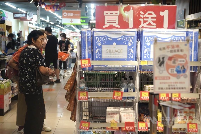 Customers go shopping at a mall in Taipei's Beitou District on Monday. CNA photo Oct. 28, 2024