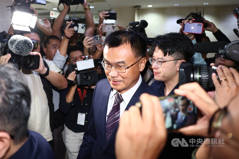 Former agricultural chief Chen Chi-chung (center) at the Taipei Districit Prosecutors Office after being questioned Monday. CNA photo Oct. 28, 2024