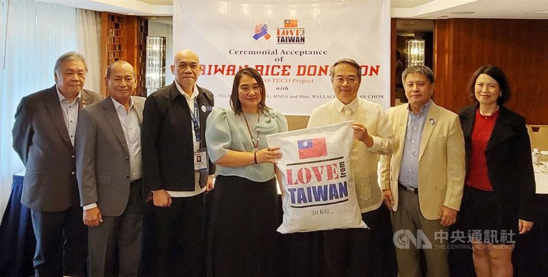 Taiwan's representative to the Philippines Wallace Chow (third right) and MECO Chairperson Cheloy E. Velicaria-Garafil (fourth left). CNA photo Oct. 29, 2024