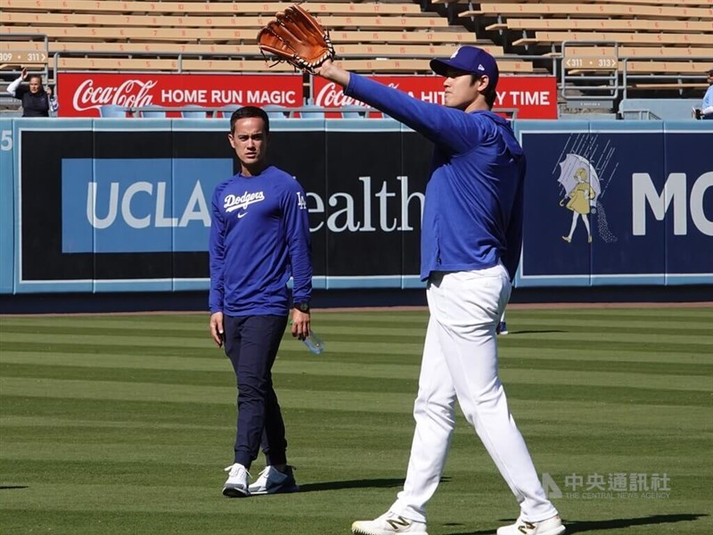 Los Angeles Dodgers superstar Shohei Ohtani (right) practices at the Dodgers Stadium in the American States of California in early April this year. CNA file photo