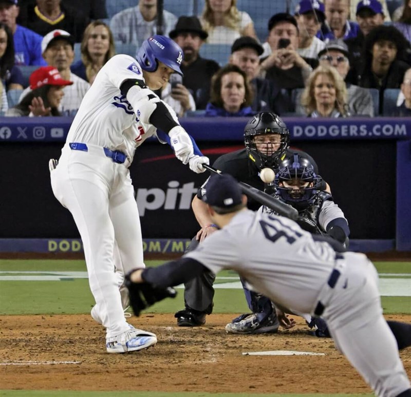 Los Angeles Dodgers star Shohei Ohtani makes a swing in the World Series Game 1 at the Dodgers Stadium on Saturday (Taiwan Time). Photo: Kyodo News