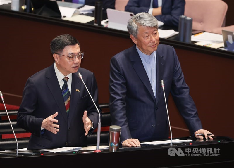 Premier Cho Jung-tai (left) and Economic Affairs Minister Kuo Jyh-huei attend a plenary session at the Legislature in Taipei Tuesday. CNA photo Oct. 29, 2024