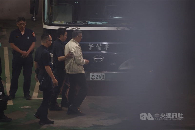 Former Taipei Mayor and Taiwan People's Party founder Ko Wen-je (in white jacket) is escorted by the police after the Taipei District Court granted the prosecutors' motion to detain him over an investigation into alleged corruption in September. CNA photo Sept. 5, 2024