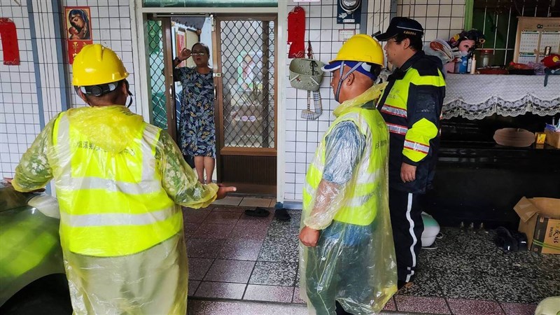 Local officials and a policeman visit and notify a resident in Hualien County about the precautionary evacuation planned in landslide-prone areas on Wednesday. Photo courtesy of Hualien County Police Bureau Yuli Precinct Oct. 30, 2024