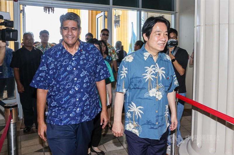 Palau President Surangel S. Whipps, Jr. (left) and then-Vice President Lai Ching-te are pictured in Palau on Nov. 1, 2022. CNA file photo