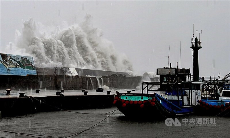 A 10-meter-high wave lashes the shores of Orchid Island on Thursday. CNA photo Oct. 31, 2024