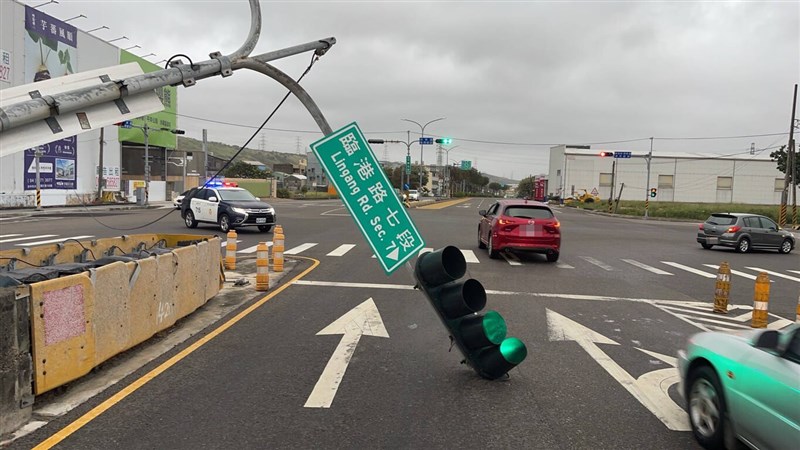 A Taichung traffic light is blown to the ground by fierce winds. Photo courtesy of a private contributor Oct. 31, 2024