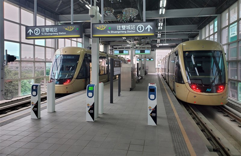 Two trains of the Ankeng Light Rail are seen at Shisizhang Station in Xindian District, New Taipei, on Nov. 27, 2022. CNA file photo