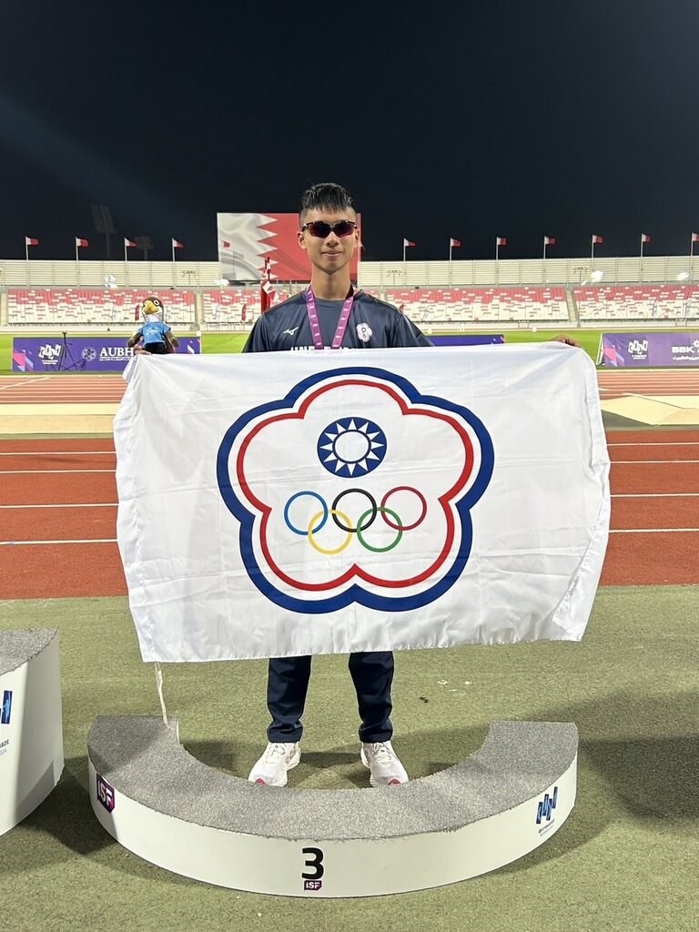 Athlete Wu Chun-you displays the flag of Chinese Taipei in Bahrain on Thursday. Photo courtesy of the Sports Administration Oct. 31, 2024