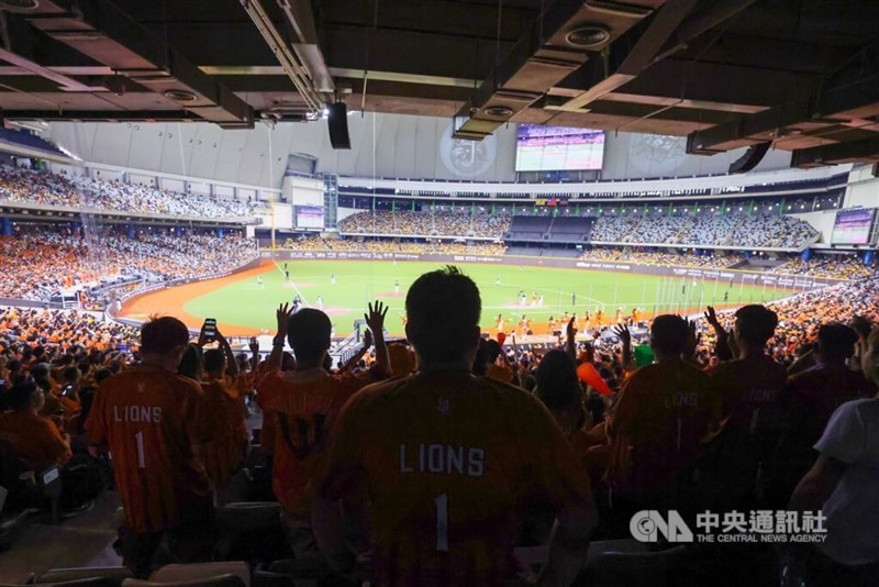 The Taipei Dome is packed with fans during a CPBL game on Oct. 22. CNA file photo