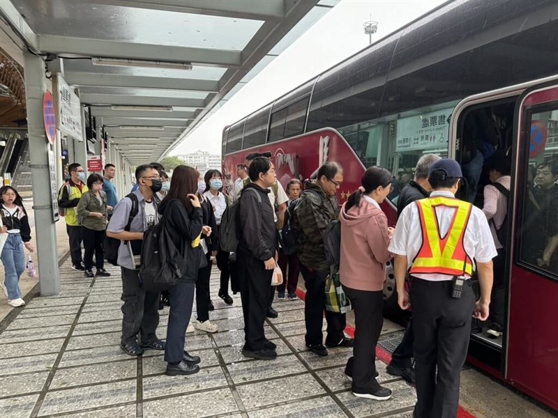 A bus awaits passengers at Hualien station on Friday. Photo courtesy of Taiwan Railway Corp.