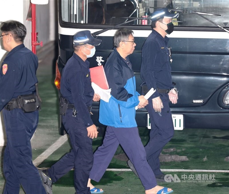 TPP Chairman Ko Wen-je (second right) is escorted by police to the Taipei District Court on Friday. CNA photo Nov. 1, 2024