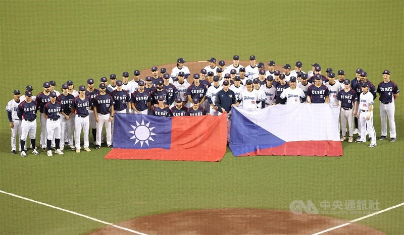 Players from both sides pose with the national flags of the ROC (Taiwan) and the Czech Republic on the Taipei Dome pitch on Saturday. CNA photo Nov. 2, 2024