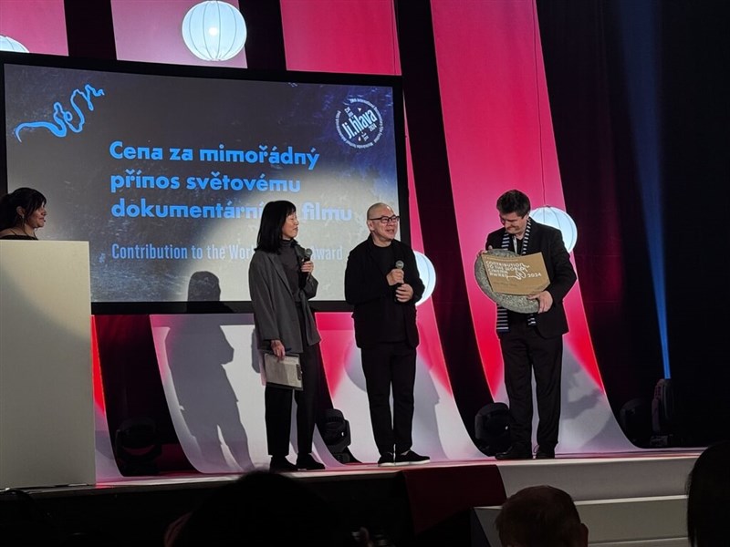 Taiwan-based Malaysian film director Tsai Ming-liang (center) receives the Contribution to World Cinema Award on Saturday at the Ji.hlava International Documentary Film Festival held annually in the Czech Republic. Photo courtesy of Taipei Economic and Cultural Office in Prague