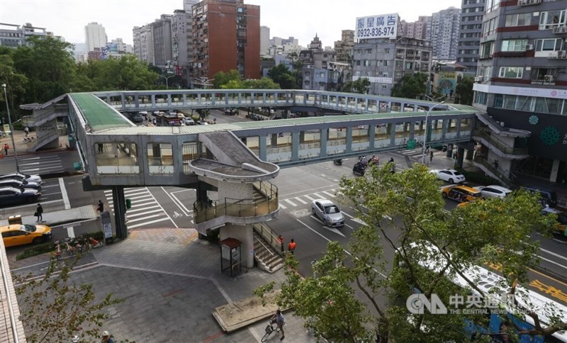 The four-decades-old pedestrian overpass bridge near Daan Forest Park is pictured on Monday. CNA photo Nov. 4, 2024