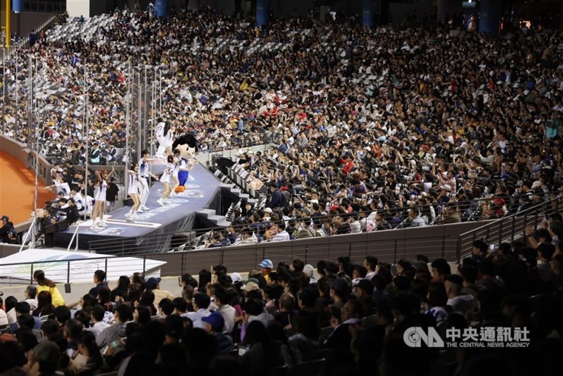 The infield seats at Taipei Dome is filled with fans at a recent baseball game. CNA file photo